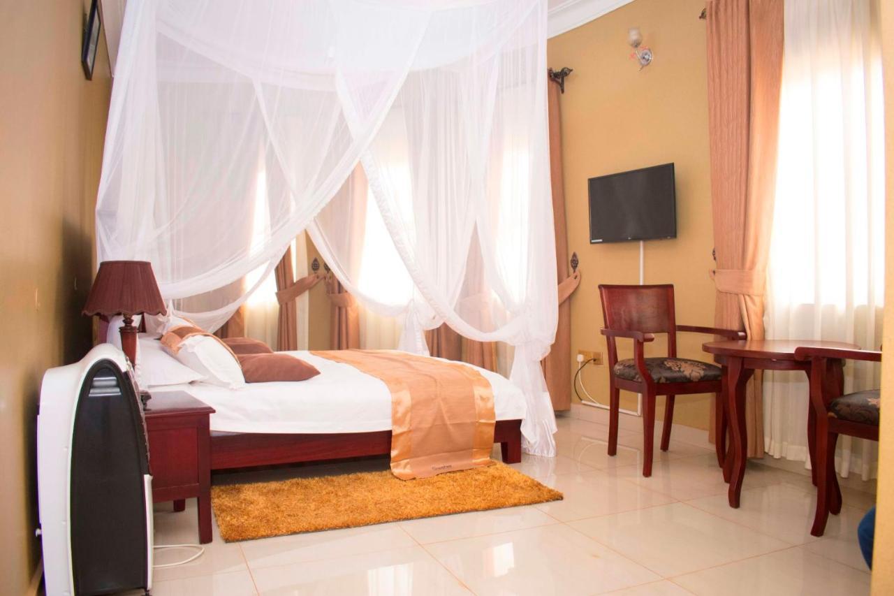 Sapphire Hotel Entebbe Kigo Kajansi Extérieur photo
